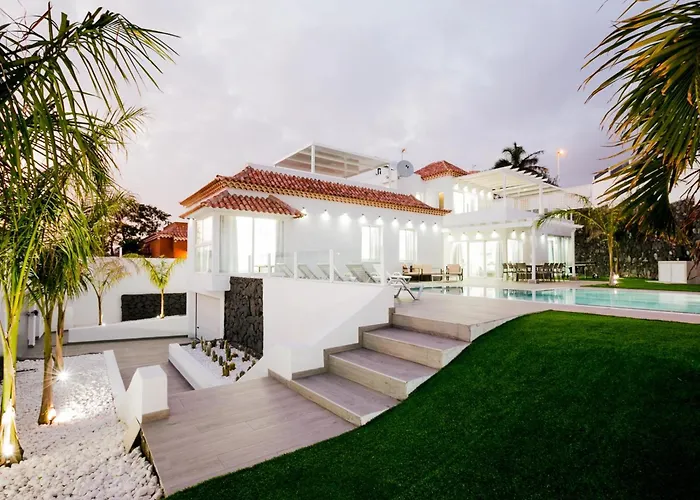 Elite: Your Private Haven Of Prestige Semesterbostad