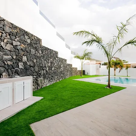בית נופש Elite Your Private Haven With Heated Pool אדחה